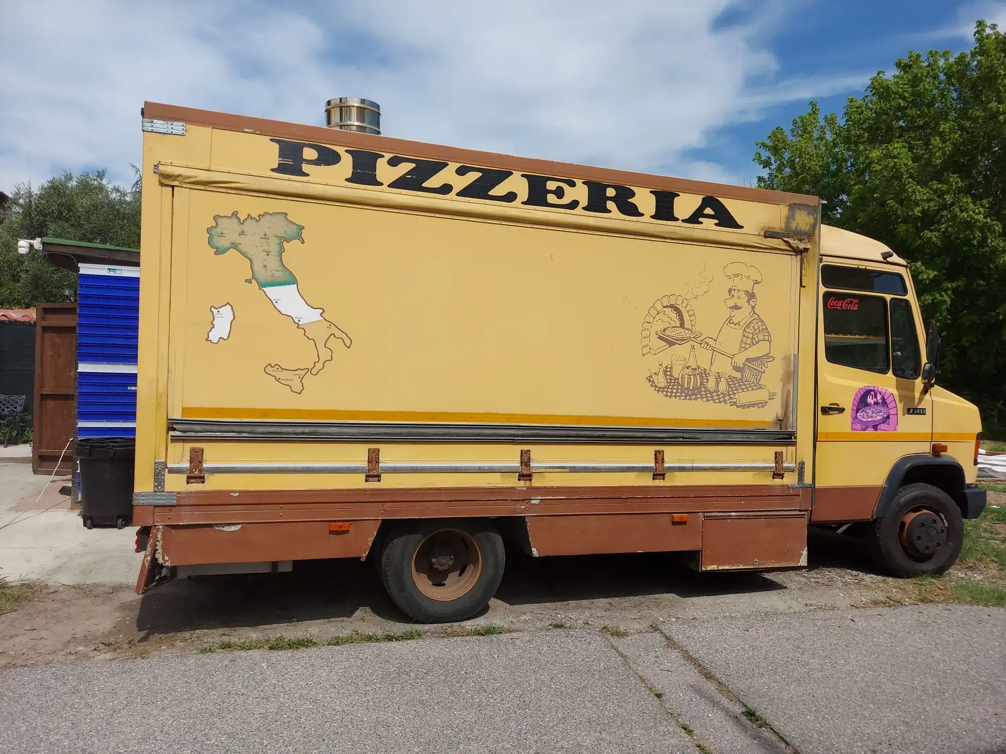 La fiancata del primo camion, con la mappa dell’Italia disegnata
