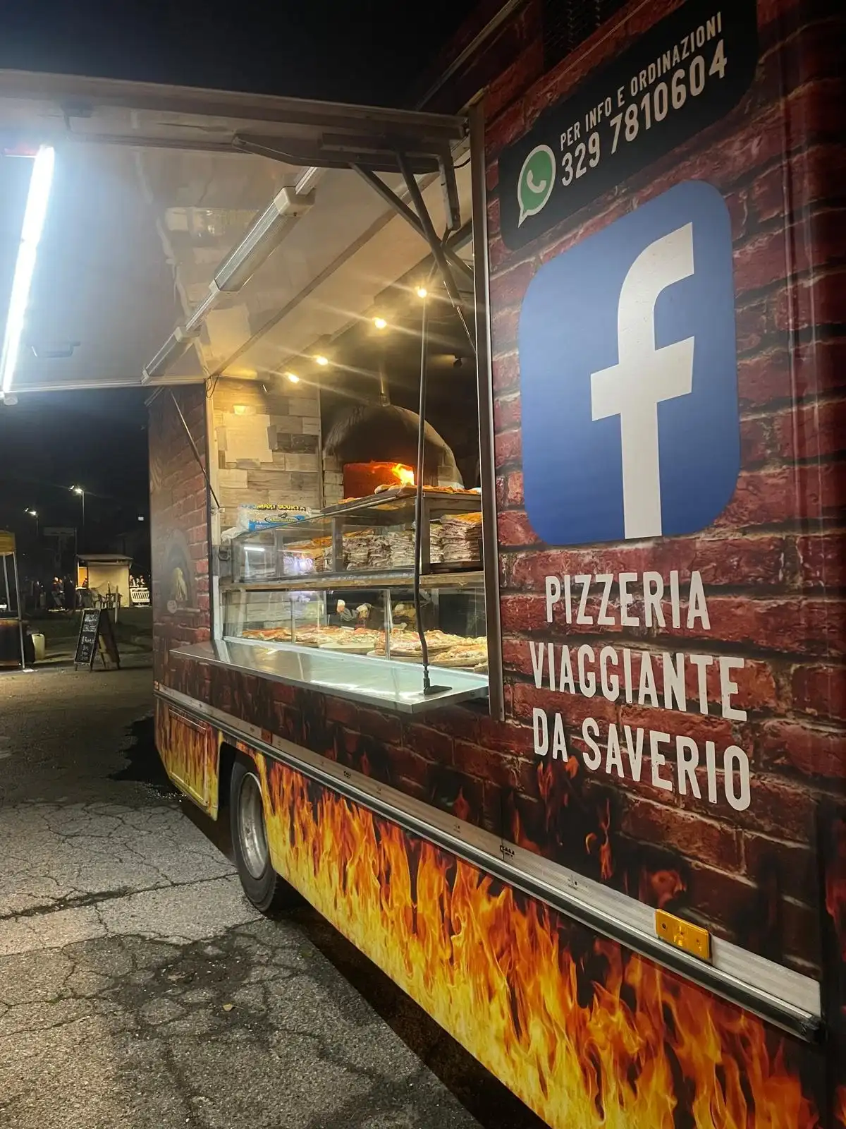 Il camion di sera, con il banco aperto e il forno acceso