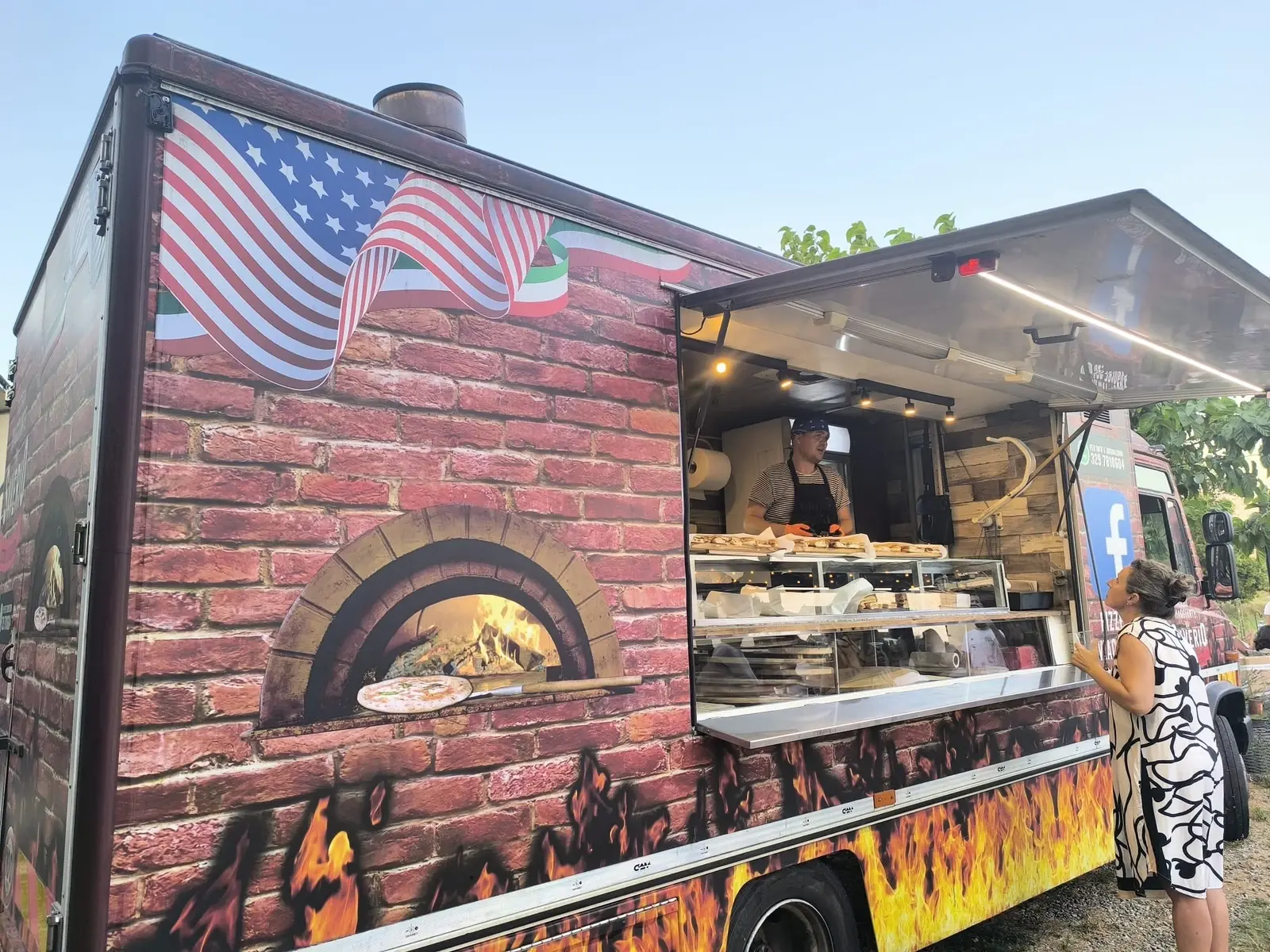 Il camion con la bandiera americana esposta sopra il banco aperto