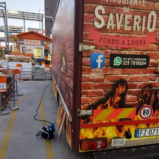 Il retro del camion, con il nome e il numero di telefono