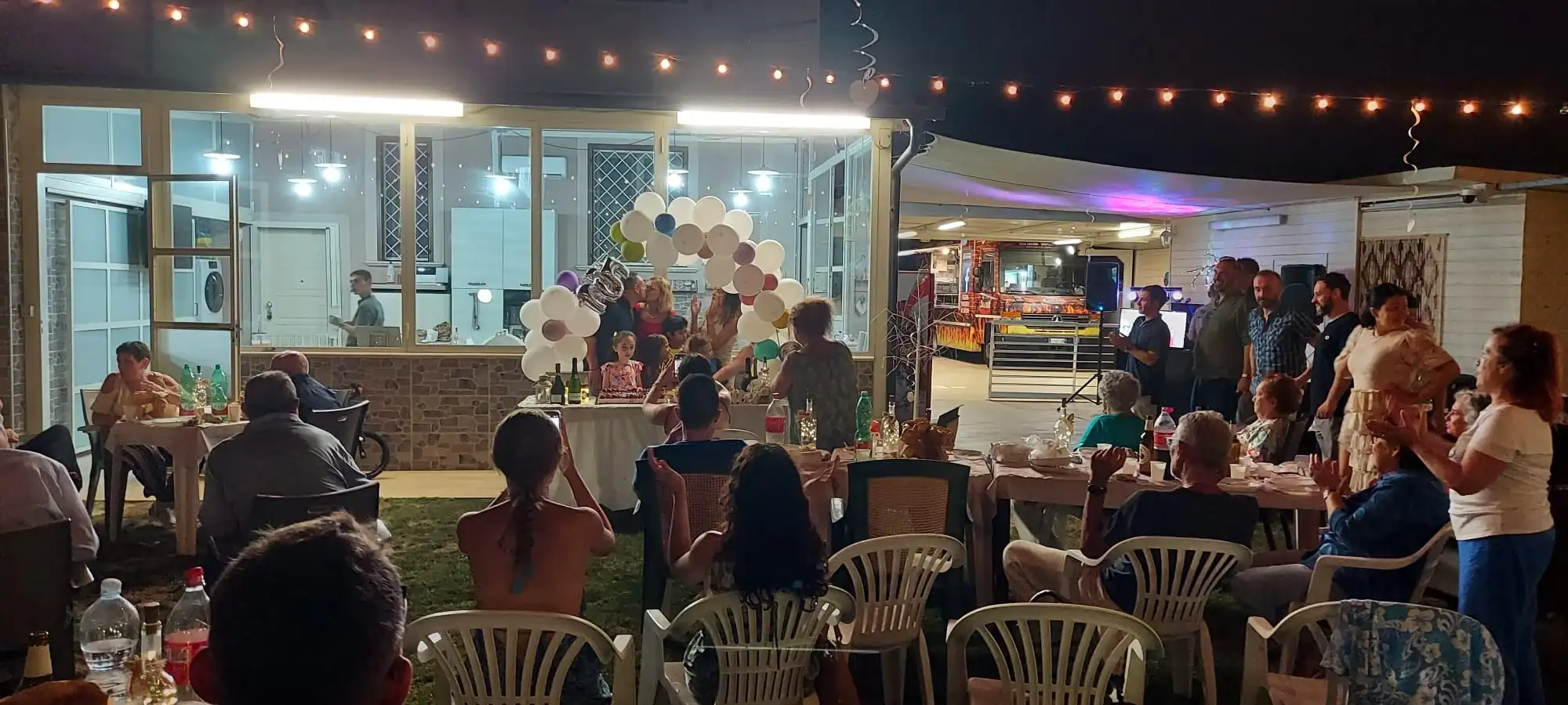 Una serata sotto le luminarie, con i tavoli apparecchiati