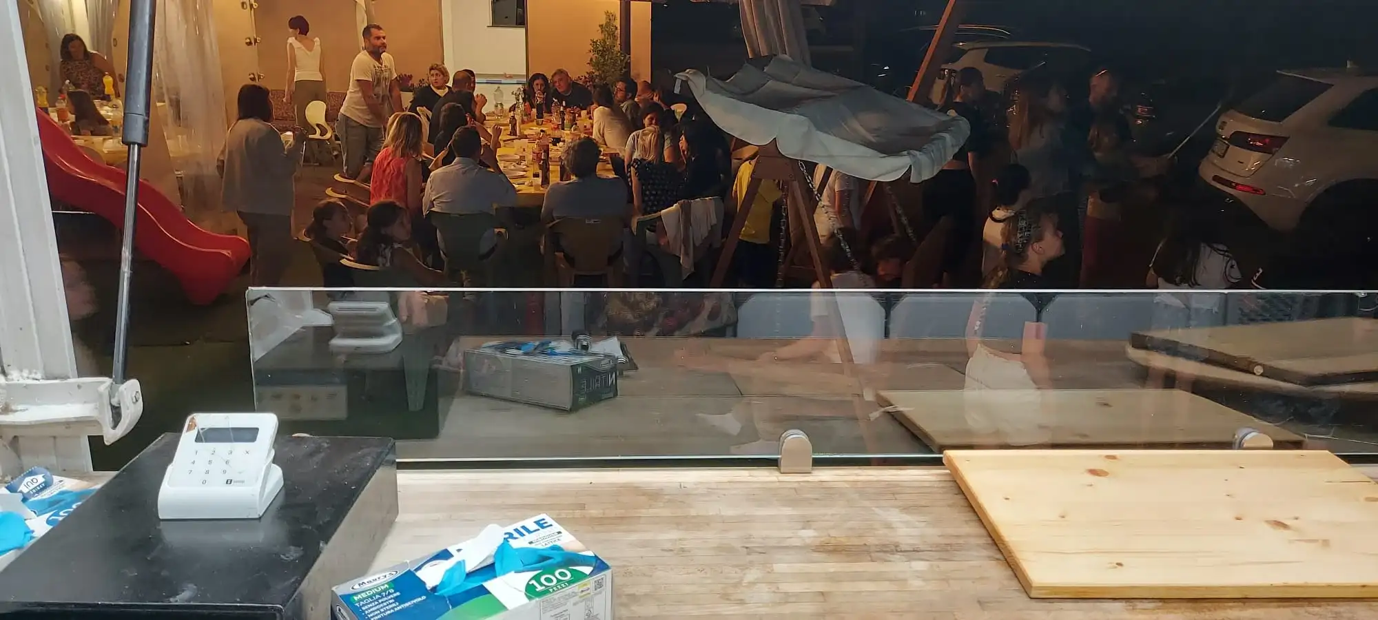 La festa vista da dentro il camion, oltre il vetro del banco