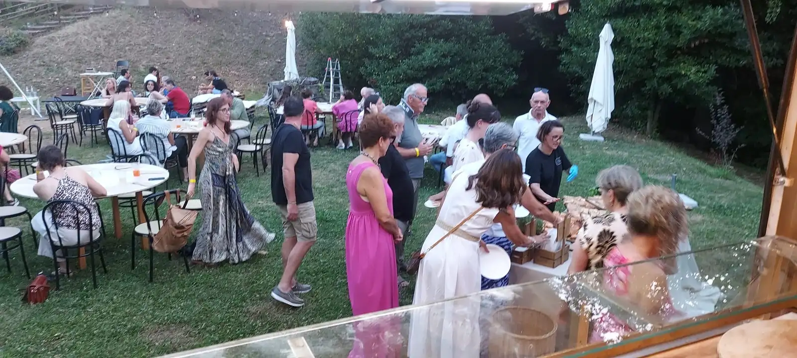 Il buffet in un giardino, con gli ospiti in piedi