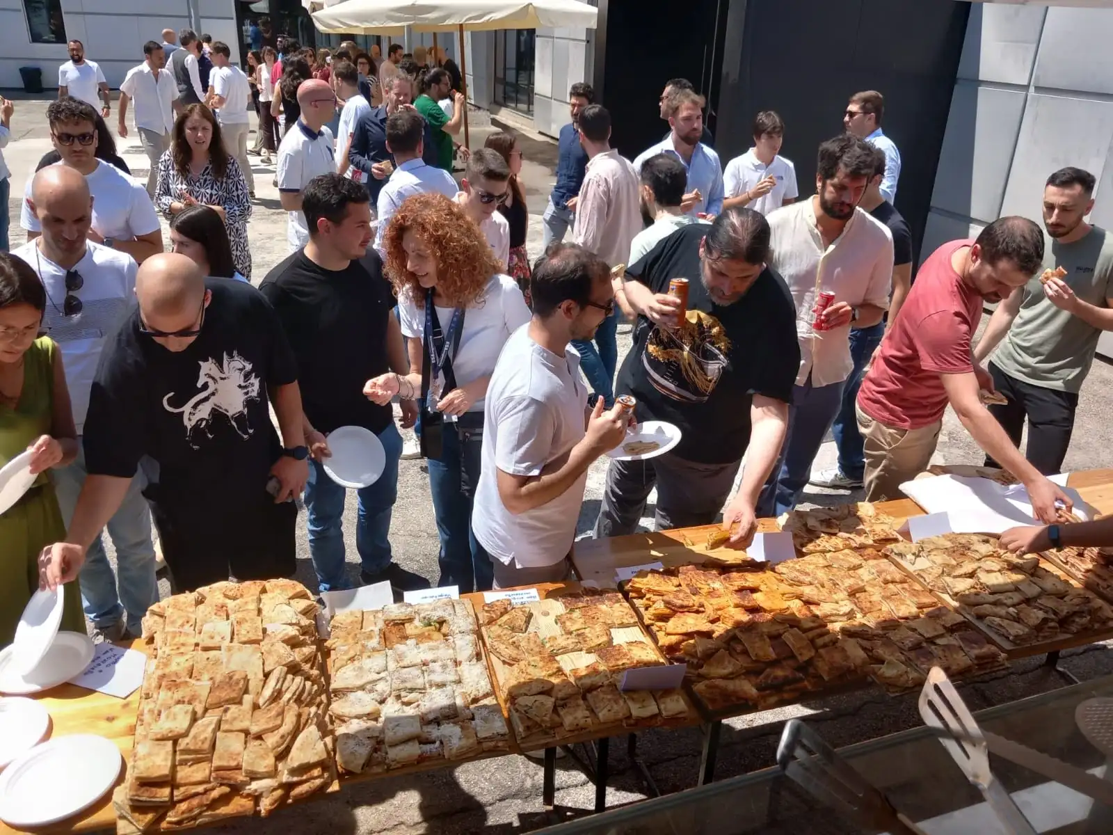 Gli ospiti di un evento aziendale che si servono dal buffet di schiacciatine