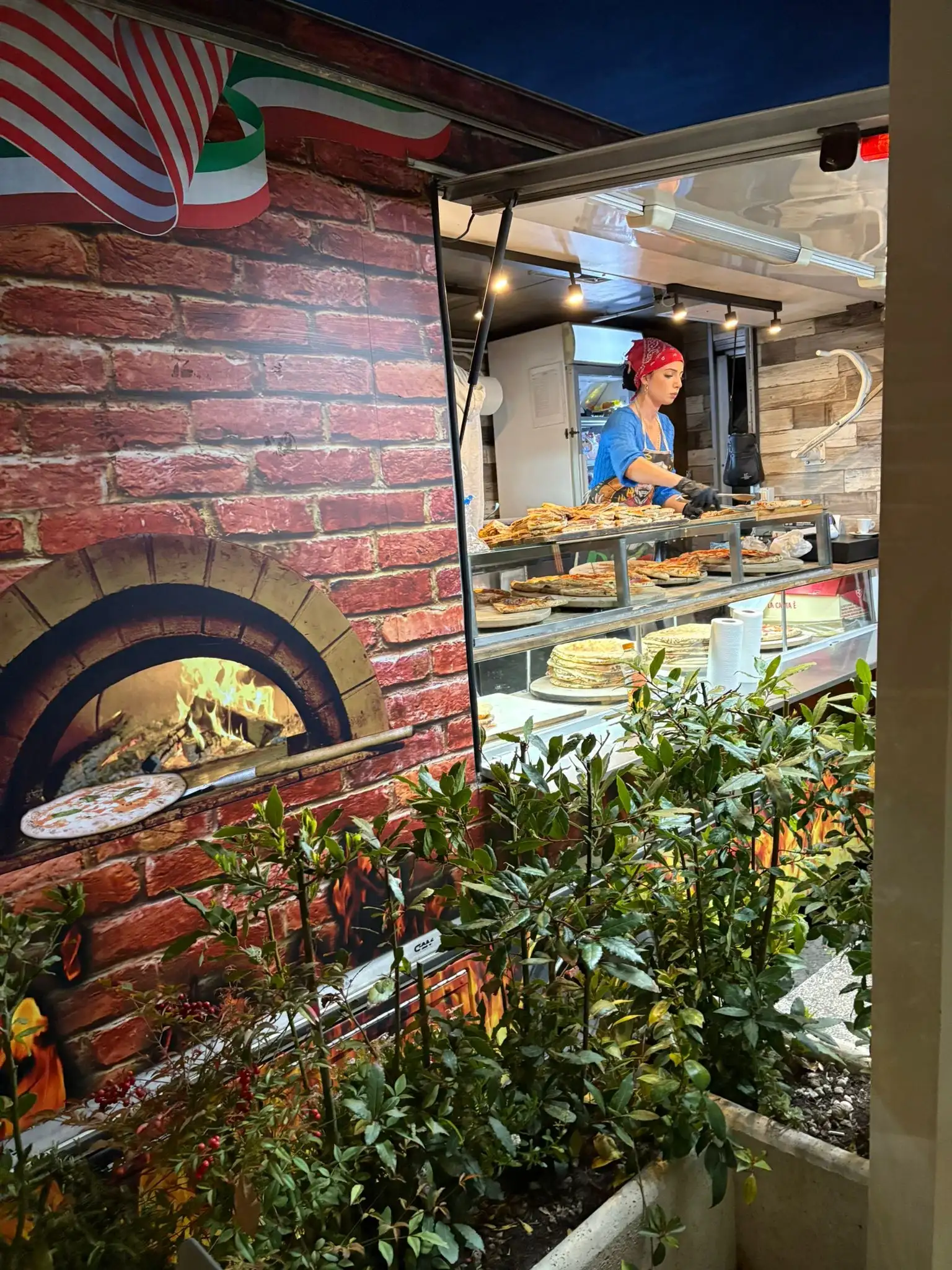 Il banco del camion, con il tricolore e il forno sullo sfondo