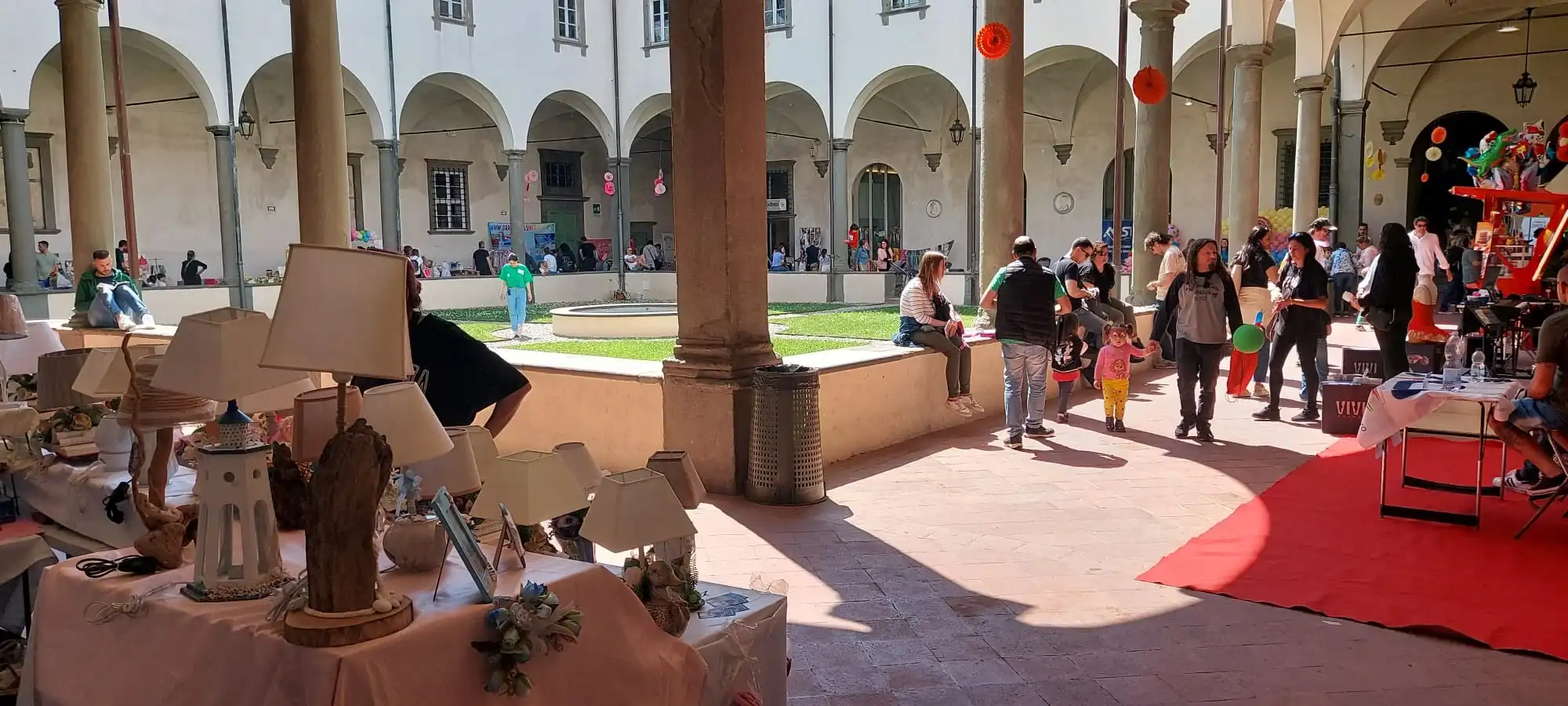 Un evento sotto il loggiato di una piazza storica