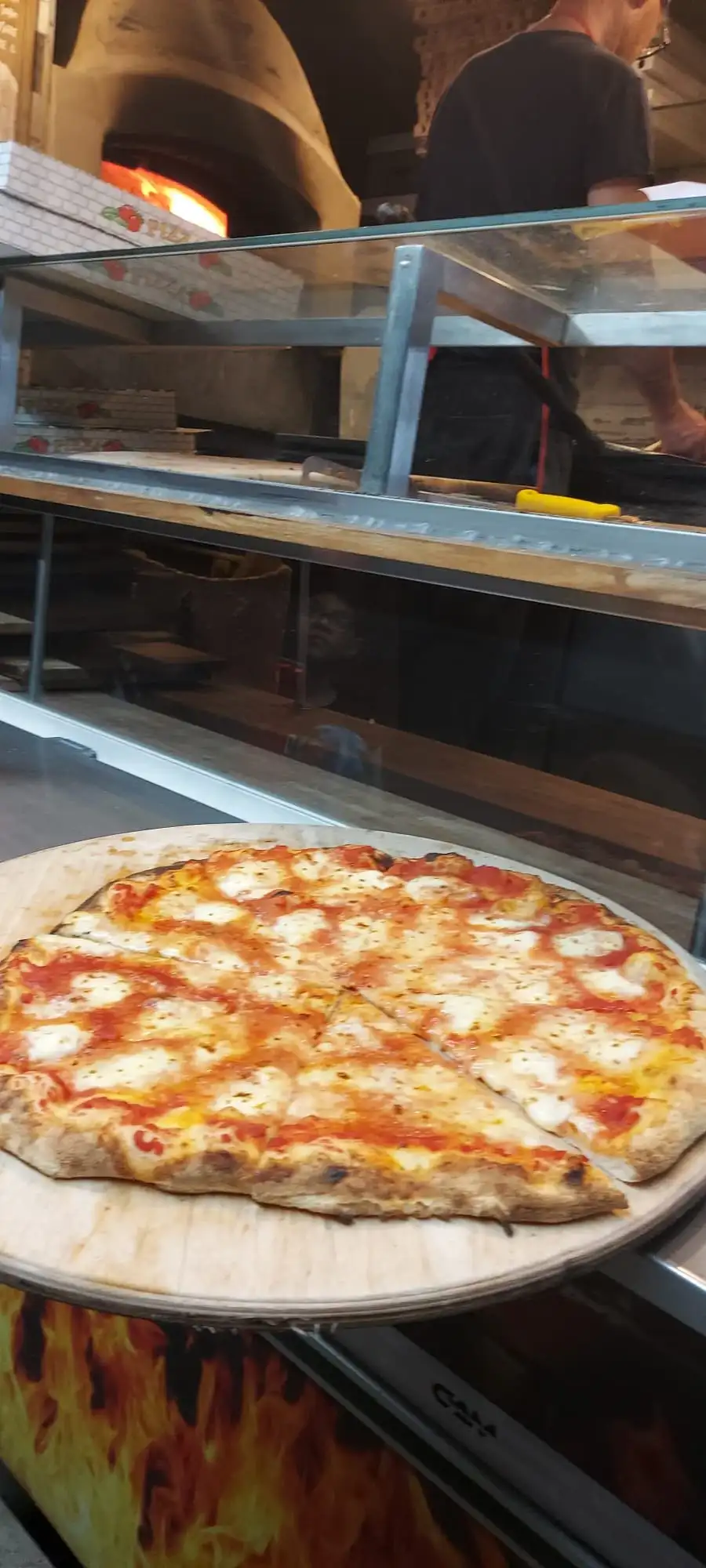 Una margherita sulla pala, davanti alla fiancata del camion