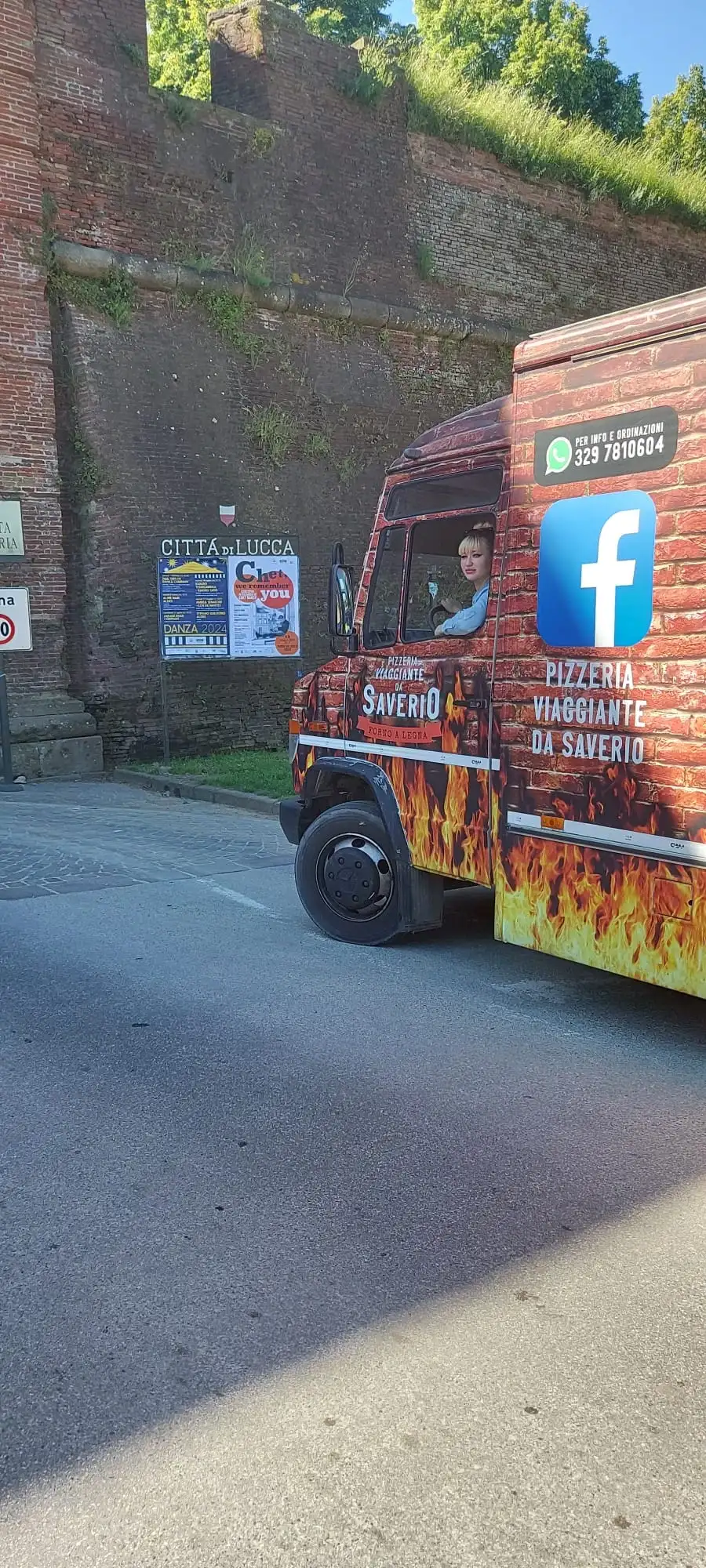 Il camion parcheggiato davanti alle mura di Lucca